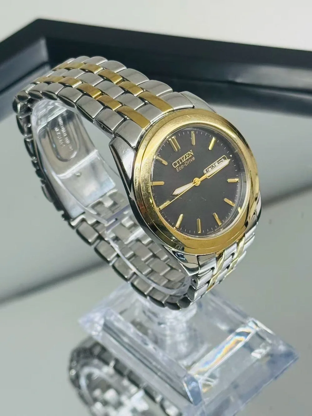 Vintage Citizen Eco-Drive Men’s Two Tone Quartz Watch Day Date 35mm Runs